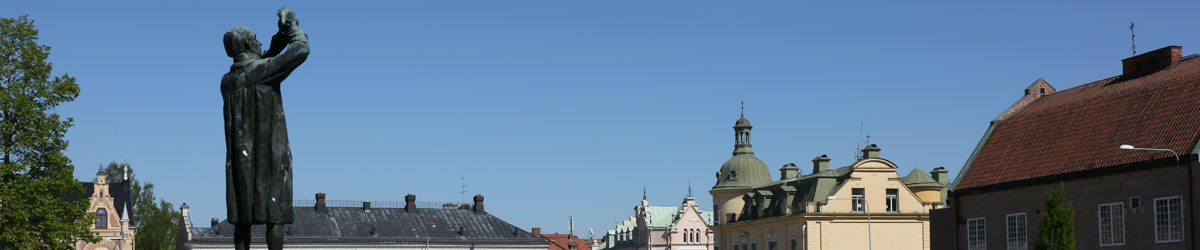 Scheelestatyn som blickar ut över Stora torget i Köping.